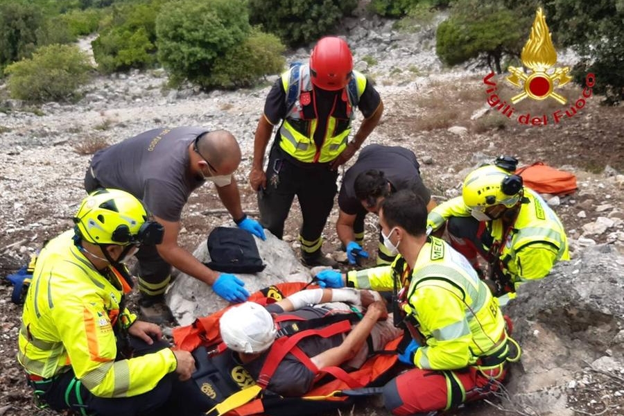 Cade su un sentiero impervio e si procura una vistosa ferita alla testa: 70enne soccorso a Urzulei