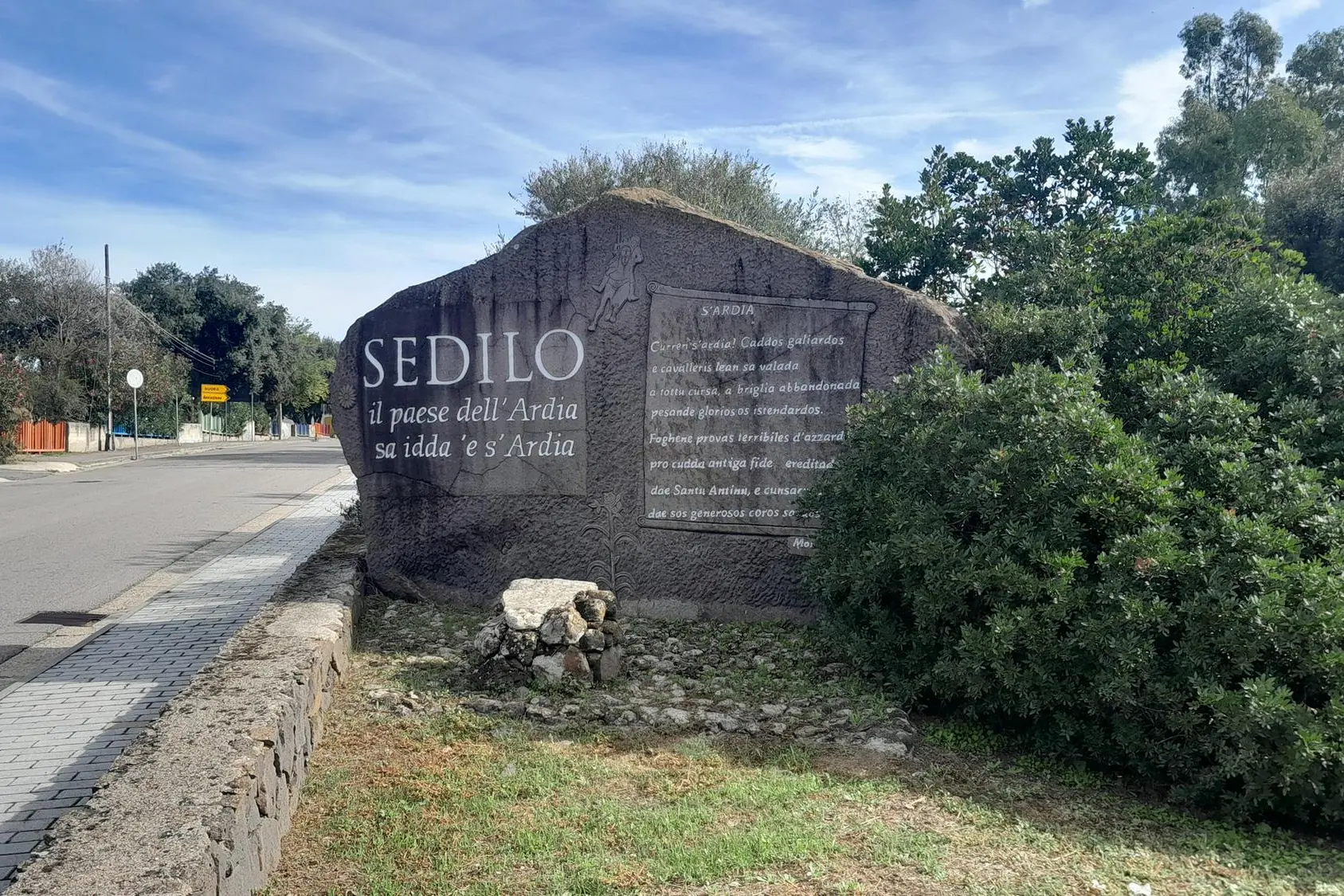 Sedilo, l'ingresso del paese (foto Corrias)