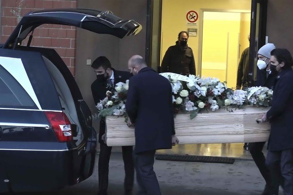 Paolo Rossi, il feretro portato a Vicenza: i funerali in Duomo