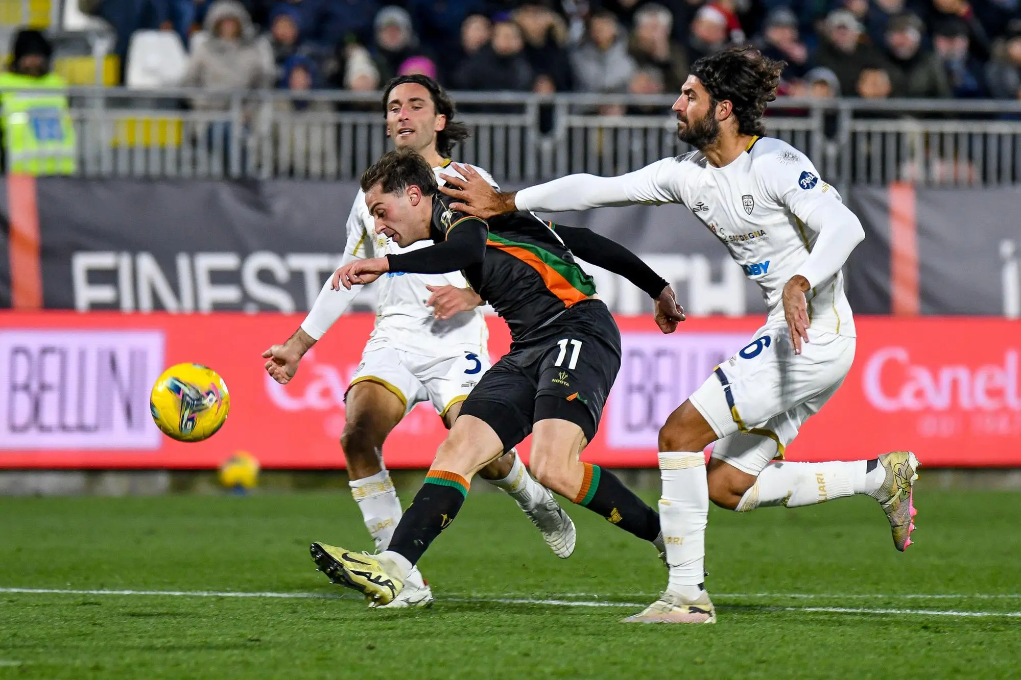 Sebastiano Luperto contro Gaetano Oristanio in Venezia-Cagliari (foto Ansa)