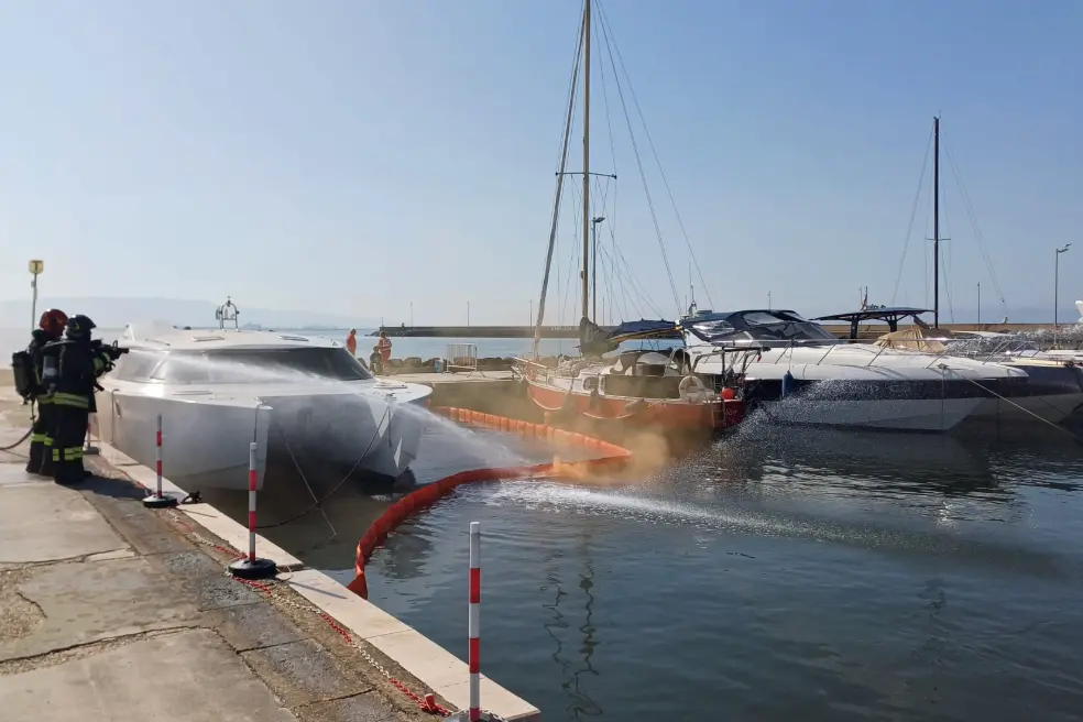 L'esercitazione nel porticciolo di Torregrande (foto Guardia costiera)