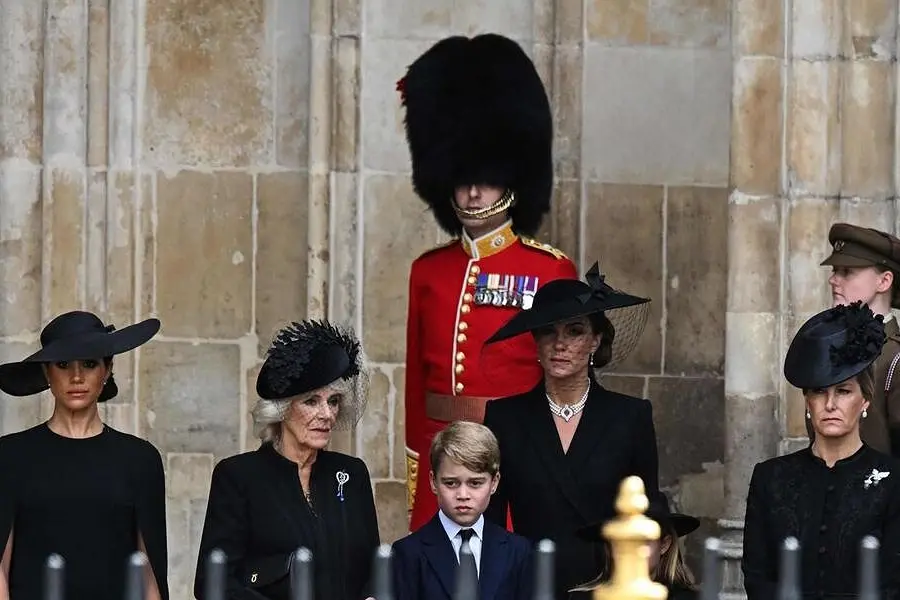 Divise, abiti e cappelli neri: da Carlo a Camilla, da Harry e William ad Andrea, le foto della famiglia reale ai funerali di Elisabetta II. (Unioneonline/l.f.)