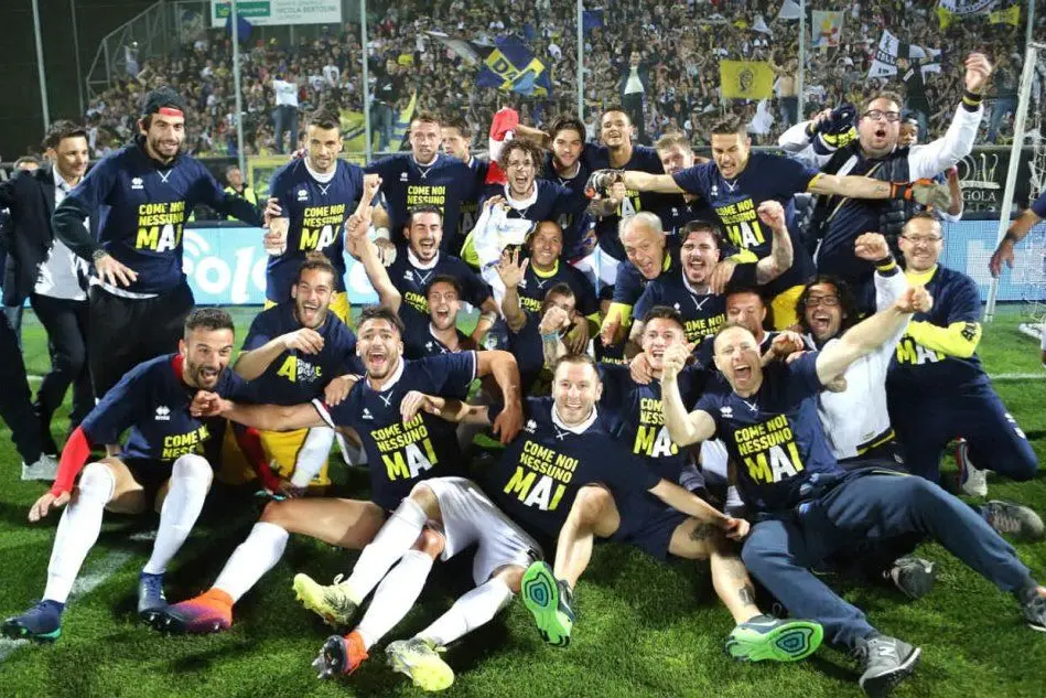 La festa del Parma dopo l'ultima partita dello scorso campionato
