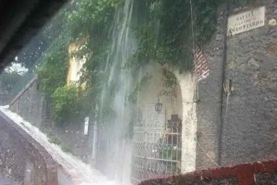 Pioggia a catinelle vicino alla chiesa di San Gottardo