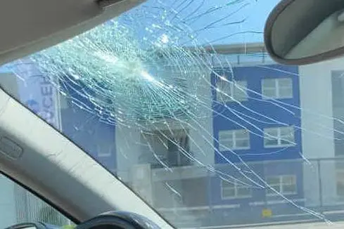 Il parabrezza distrutto (foto da facebook)