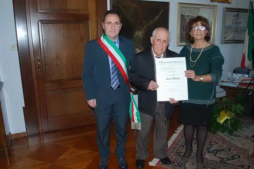 Renzo Sanna con il prefetto e il sindaco di Portoscuso ritira l'onorificenza del presidente della Repubblica