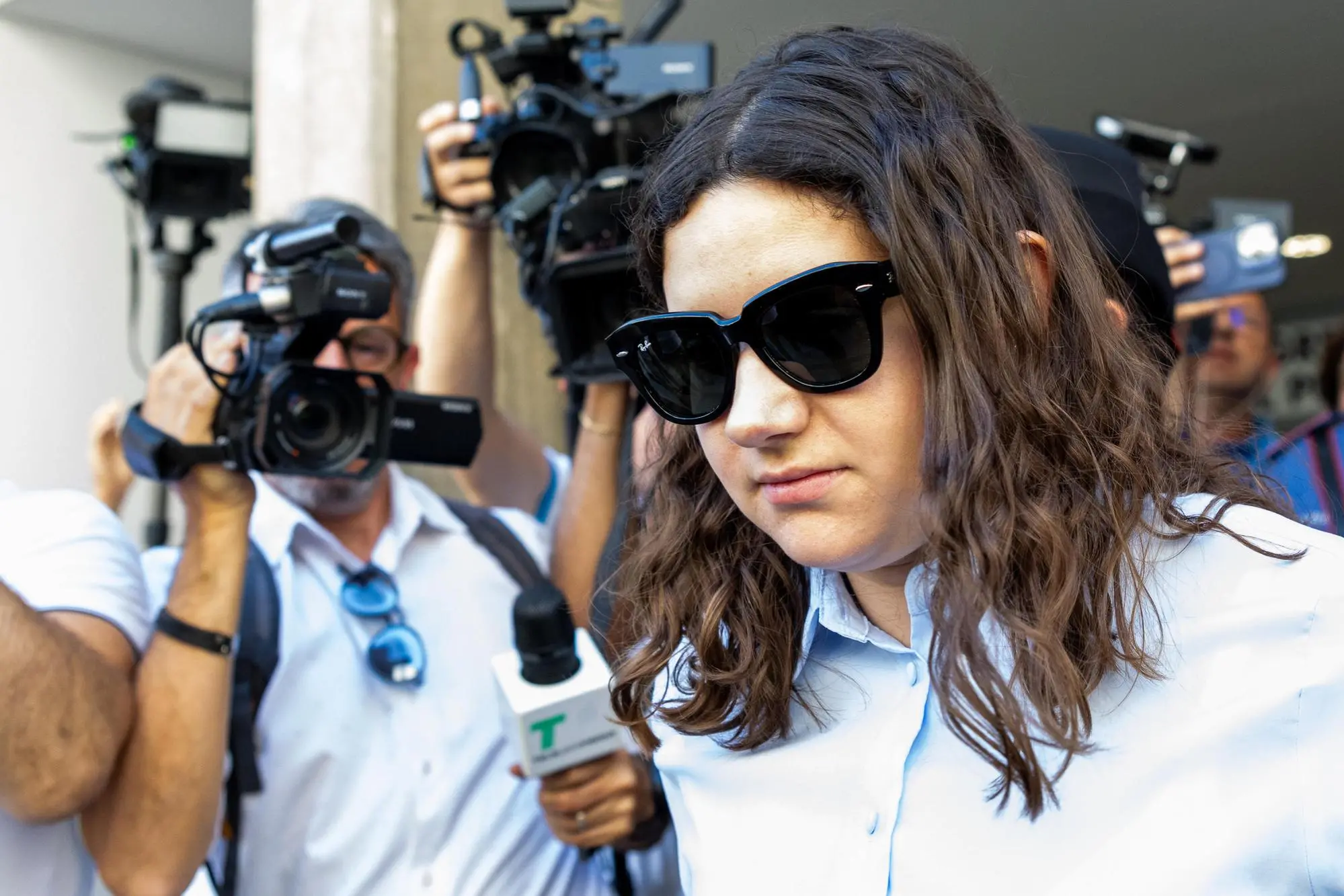 Chiara Petrolini prima dell'udienza alla Corte di assise di Parma per il processo a suo carico per il duplice omicidio premeditato e la soppressione dei cadaveri dei suoi due figli neonati, 30 giugno 2025. ANSA/ LUCA AMEDEO BIZZARRI