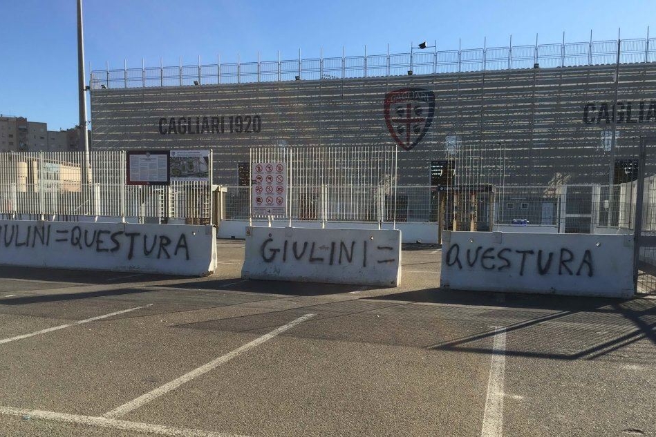 Le scritte all'ingresso dello stadio (foto L'Unione Sarda)