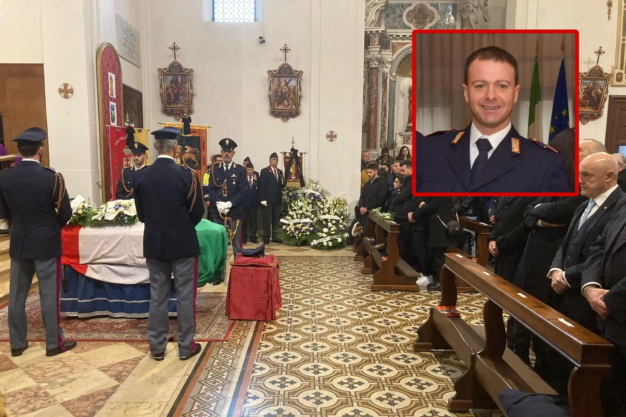 I funerali del poliziotto Domenico Zorzino, nel riquadro in alto a destra (Ansa)