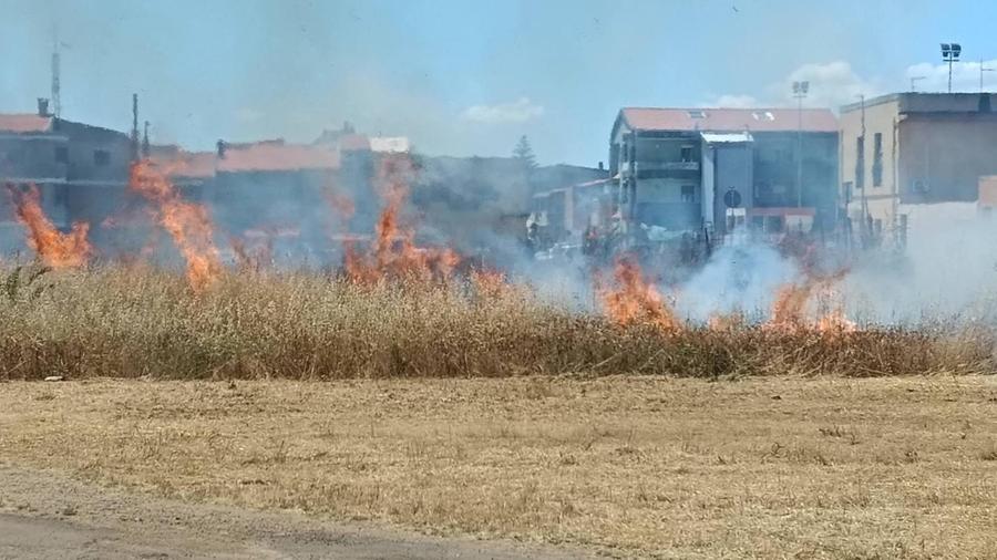 Quartucciu, incendio in un campo incolto vicino alle case: «Abbiamo visto chi ha messo fuoco»
