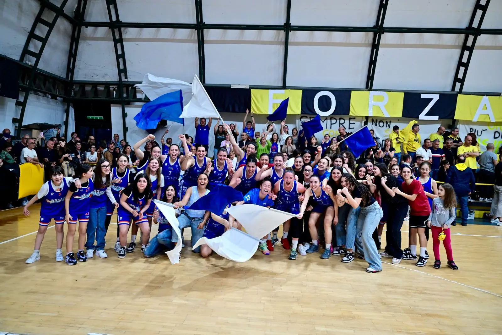 La Virtus festeggia la vittoria nel derby (foto Chiaramida)