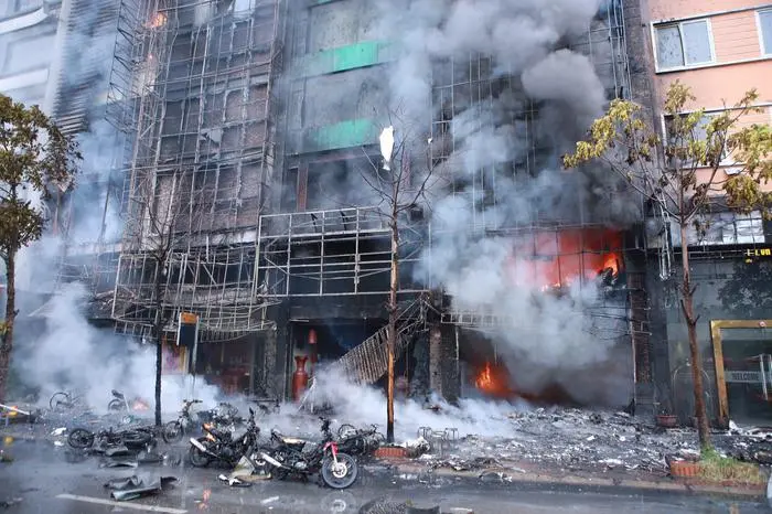 epa05612777 General view from the street after a fire broke out at a karaoke bar in Hanoi, Vietnam, 01 November 2016. The fire broke out at the eight-story karaoke bar in downtown Hanoi and spread to three neighboring buildings. 13 were killed in the fire, according to media reports. EPA/STR