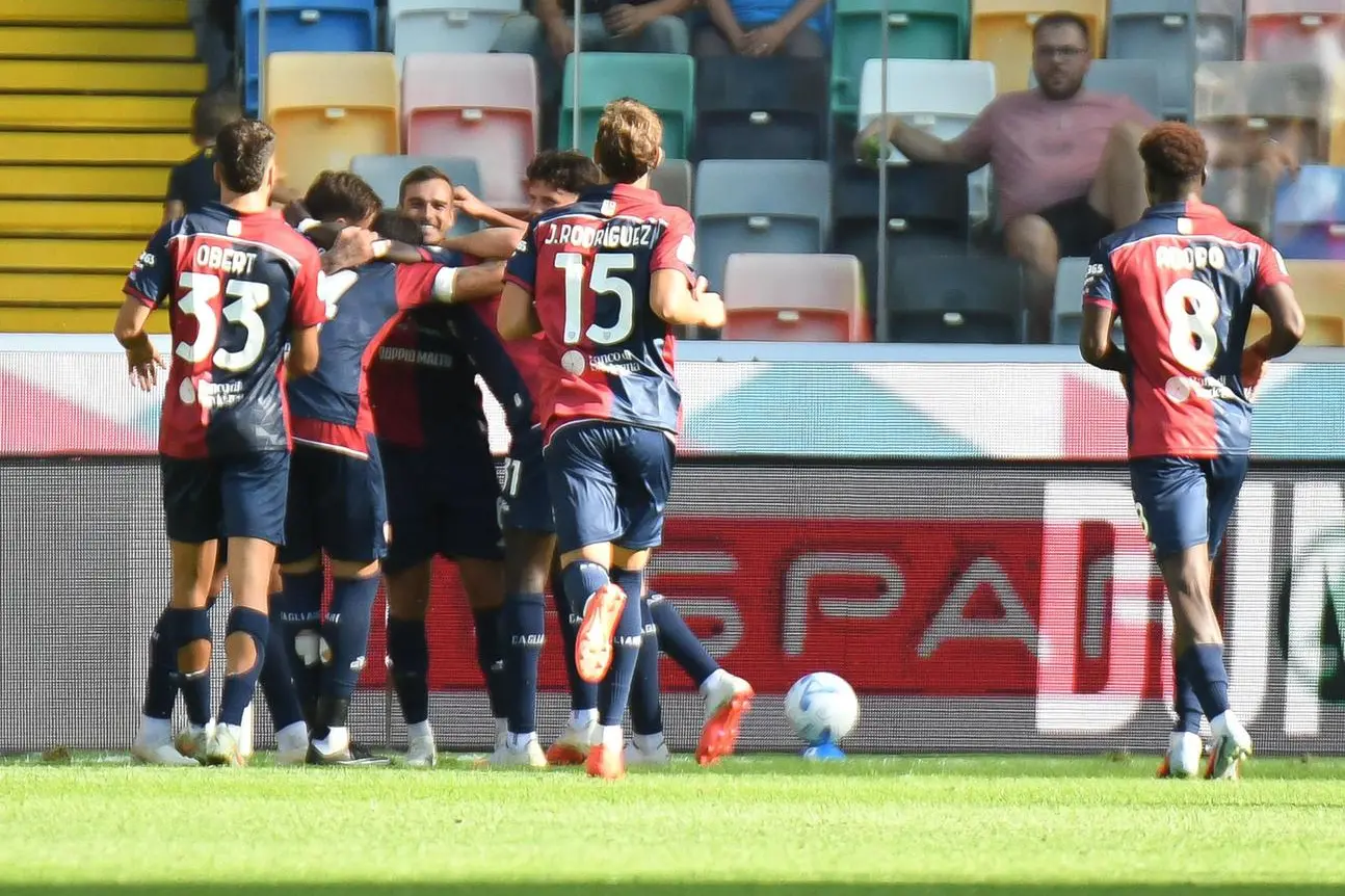 Il Cagliari esulta per il gol partita contro l'Udinese, l'ultima vittoria in questa Serie A (foto Ansa)