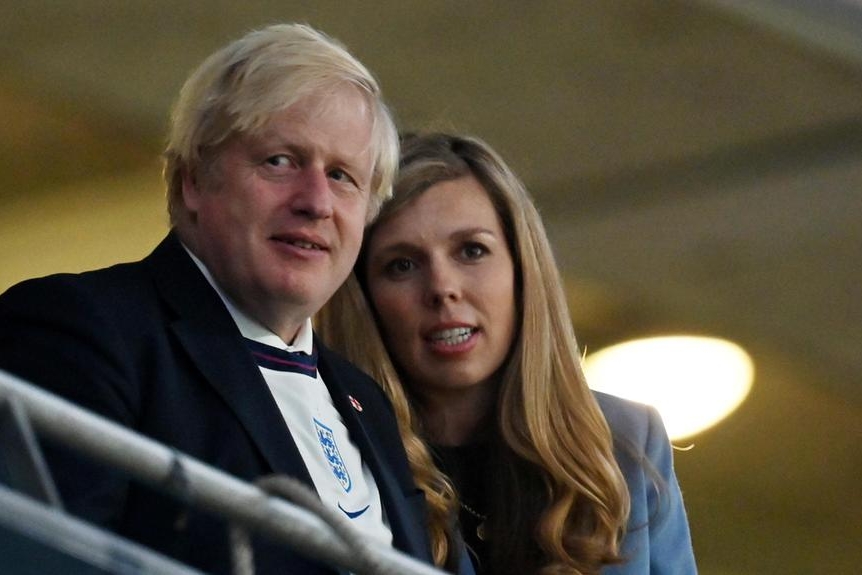 Boris Johnson con la moglie Carrie (Ansa)