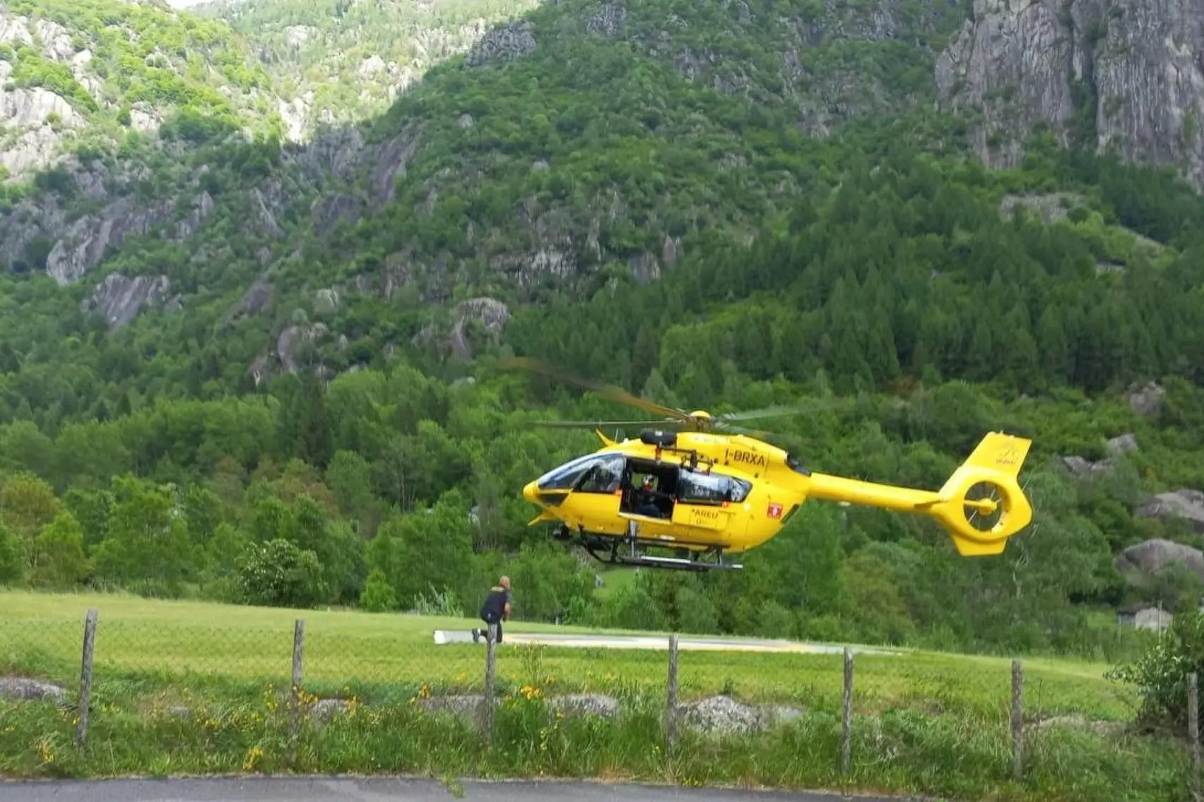 L'elicottero del soccorso alpino si alza in volo per recuperare i tre corpi, Val Masino (Sondrio), 29 maggio 2024. ANSA/ANP