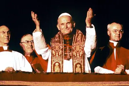 Papa Giovanni Paolo II saluta la folla radunatasi in piazza San Pietro dopo la proclamazione (Ansa)