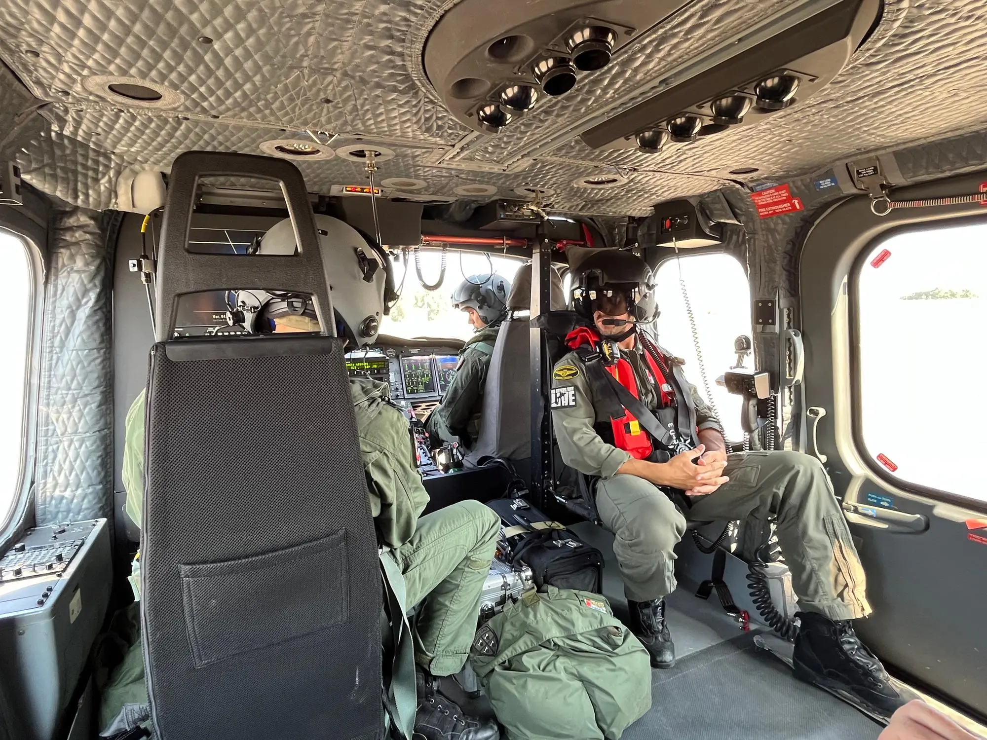 L'equipaggio di uno degli elicotteri della Guardia Costiera di Cagliari