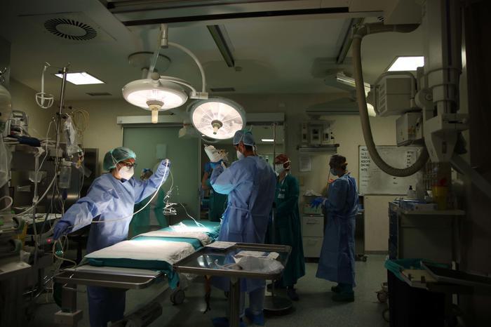 Scoliosi severa in età pediatrica, anche un paziente sardo tra i 4 operati a Napoli