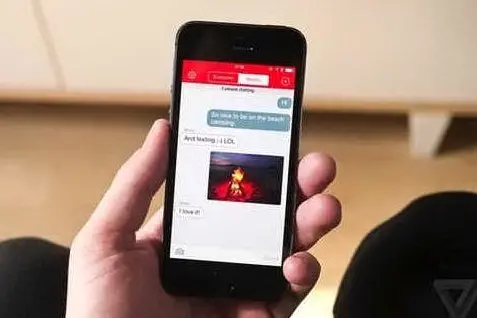 Uno smartphone con Firechat