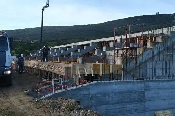 I lavori di realizzazione della tribuna del Roccaruja (L'Unione Sarda - Tellini)