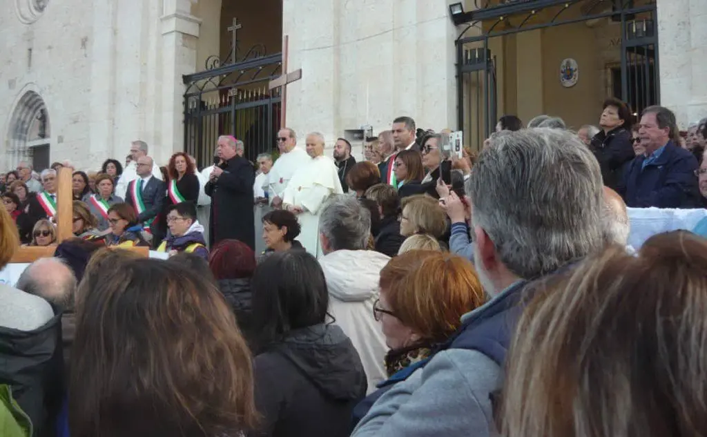 Ad accogliere i fedeli, tra i tanti sindaci, anche l'arcivescovo di Cagliari monsignor Arrigo Miglio