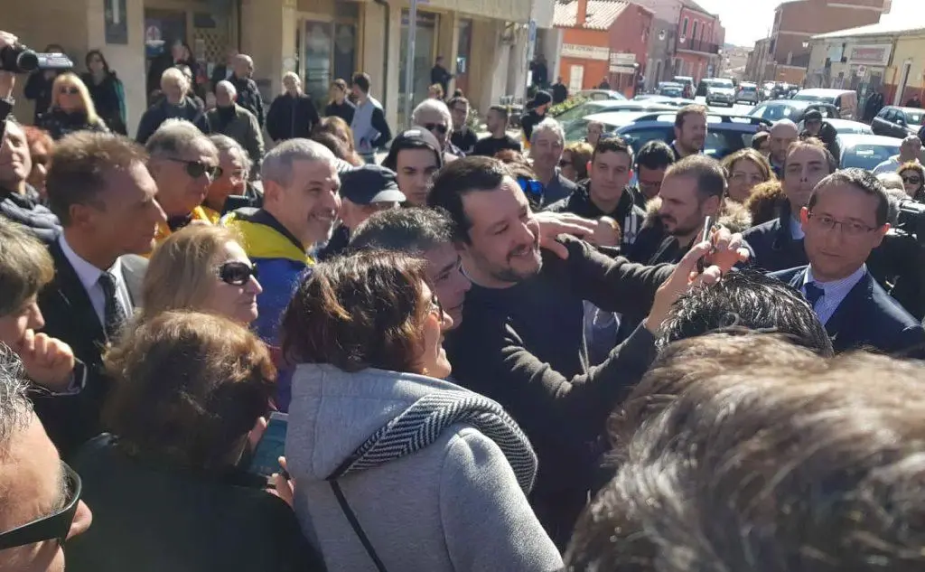 Un selfie con alcuni sostenitori (foto L'Unione Sarda - Fiori)