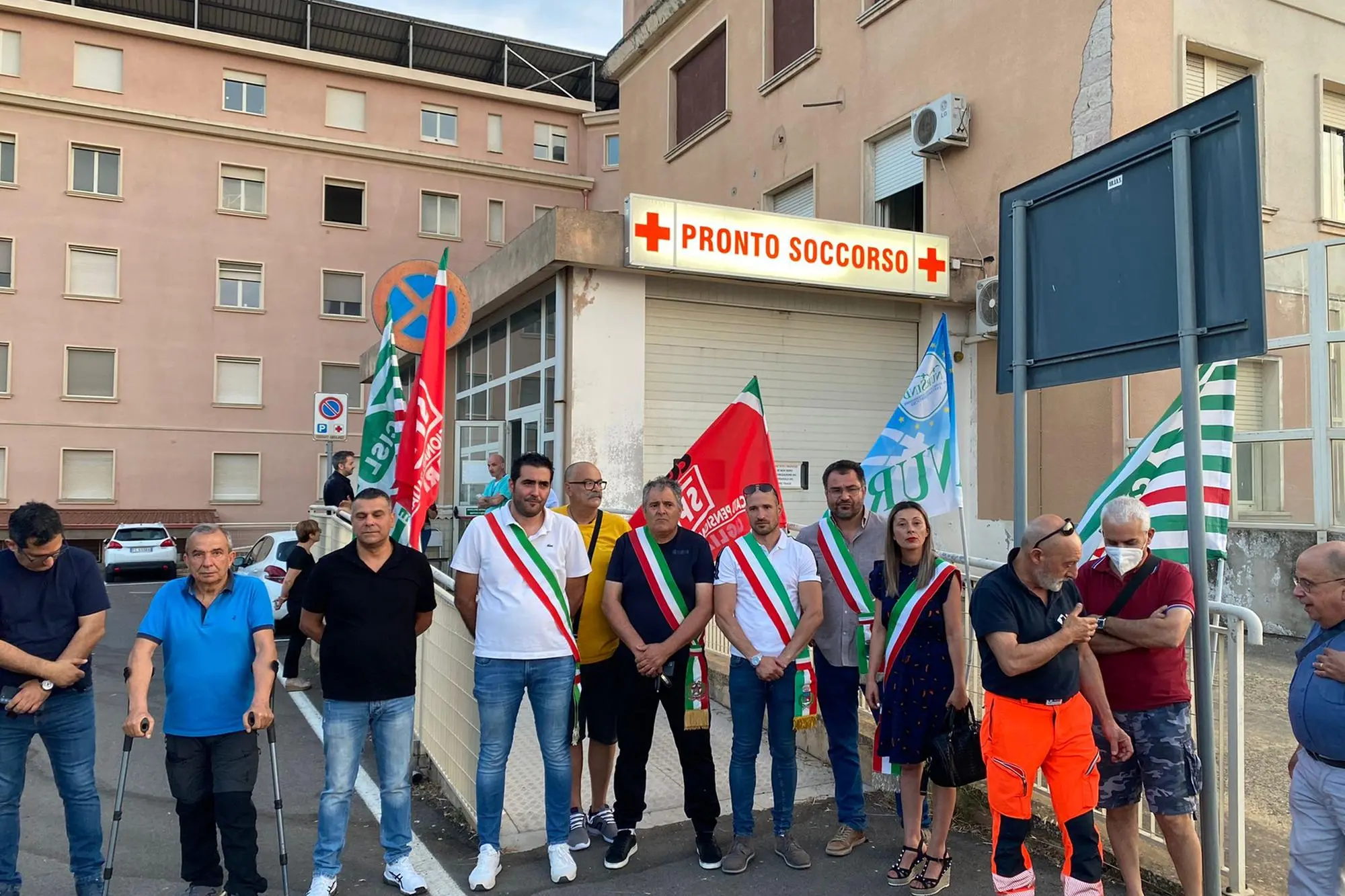 Il sit-in di protesta dei sindacati e dei sindaci davanti al Pronto soccorso dell'ospedale di Isili (foto L'Unione Sarda)