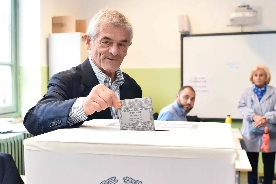Chiamparino al voto a Torino (Ansa)