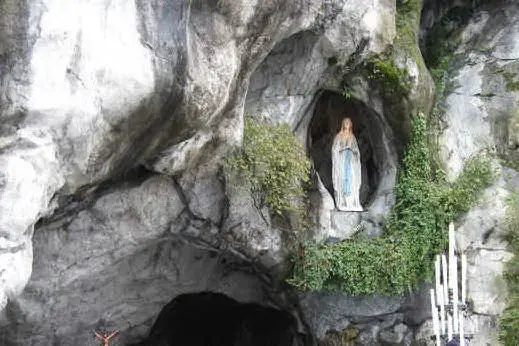 Un'immagine dalla grotta di Lourdes