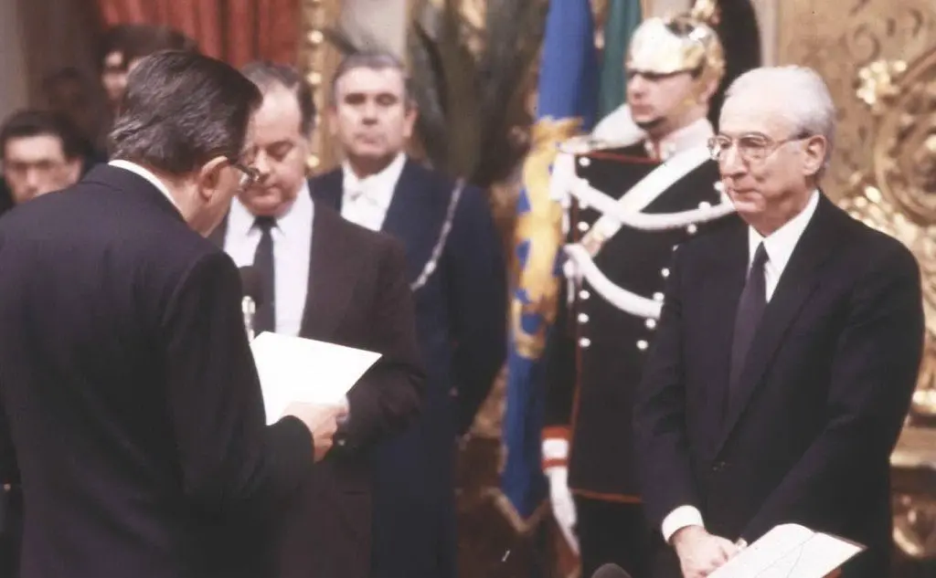 Il presidente del Consiglio Giulio Andreotti giura davanti al presidente della Repubblica (Ansa)