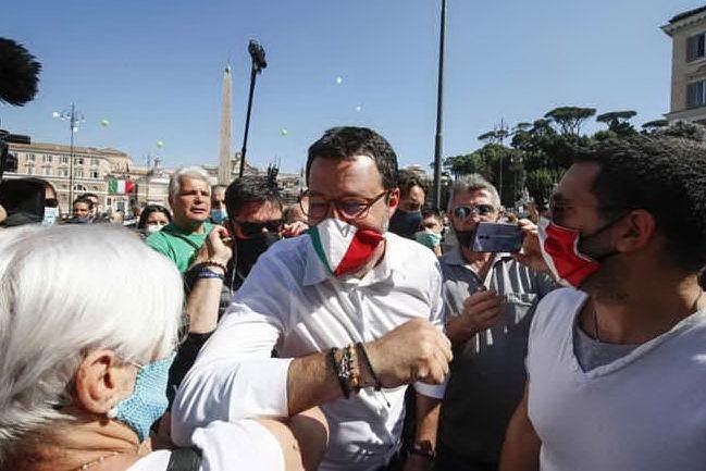 &quot;La mafia ha ucciso il fratello sbagliato&quot;, insulti a Mattarella nelle piazze di Salvini e Pappalardo
