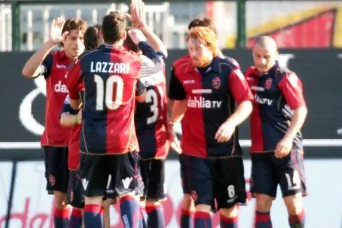 L'esultanza dei rossoblù dopo il gol di Nenè
