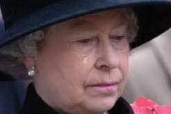 La regina Elisabetta vacilla: &quot;Un vuoto enorme per Filippo&quot;