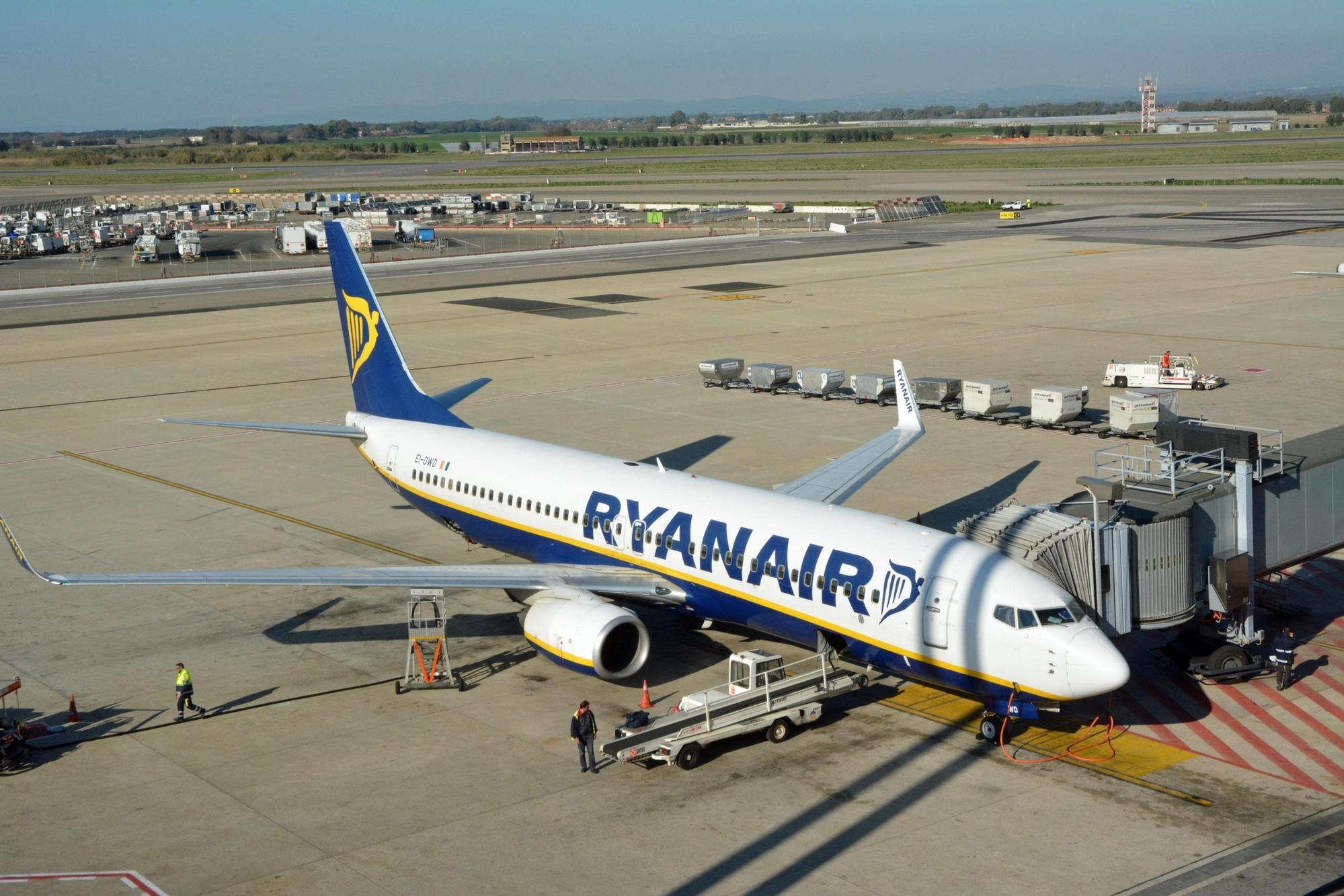 Un aereo della Ryanair in parcheggio a Fiumicino, in una immagine di archivio.  ANSA / TELENEWS
