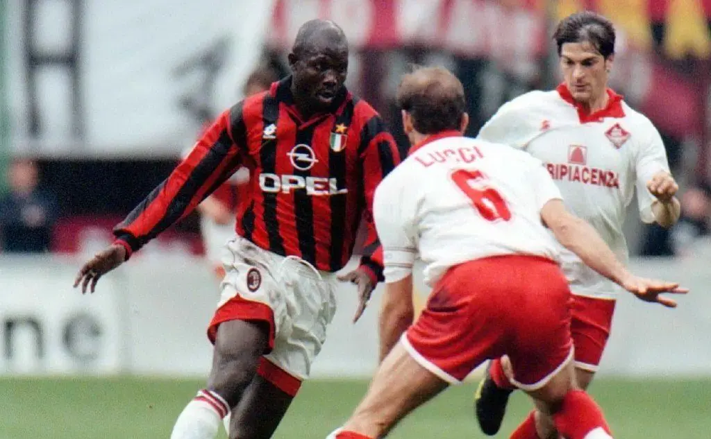 1999: George Weah scommette con tifosi, giornalisti e compagni: &quot;Se il Milan vince lo scudetto dormo sullo zerbino di casa&quot;. E i rossoneri trionfano dopo un'incredibile cavalcata
