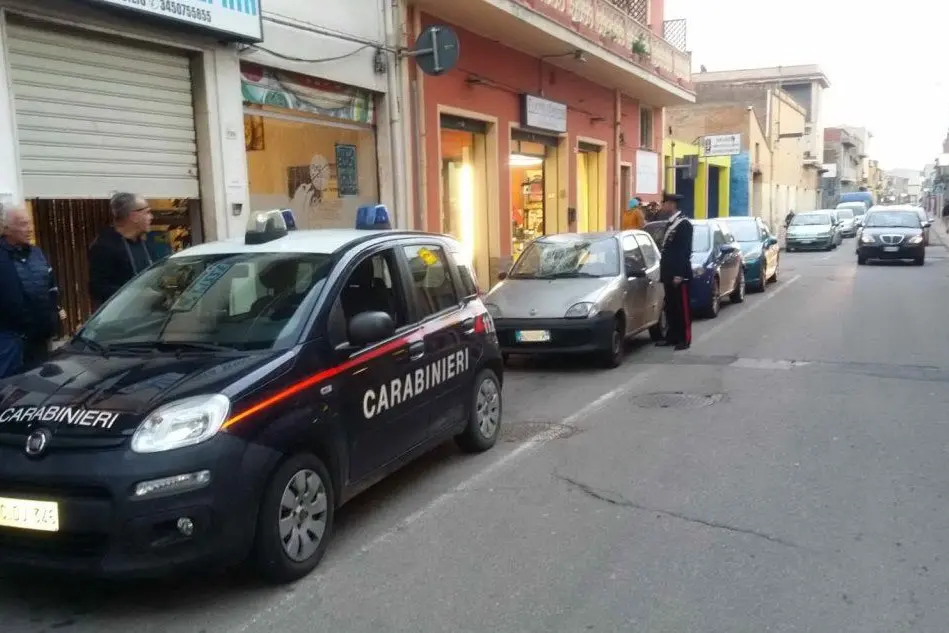 L'auto sulla quale è caduto l'operaio (Foto Carabinieri)