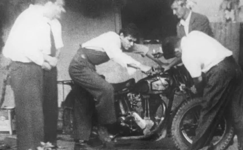 Ernesto Guevara con gli amici prepara la motocicletta Poderosa nel 1951 (immagine in mostra)
