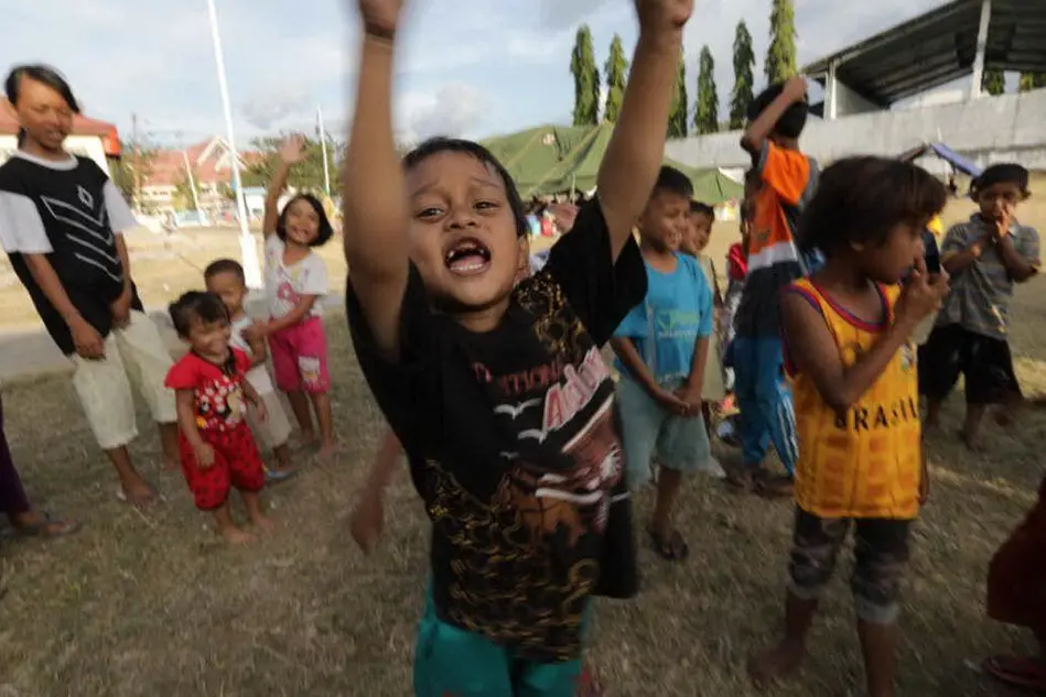 Alcuni bimbi seguiti da "Save the Children" in Indonesia (Ansa)