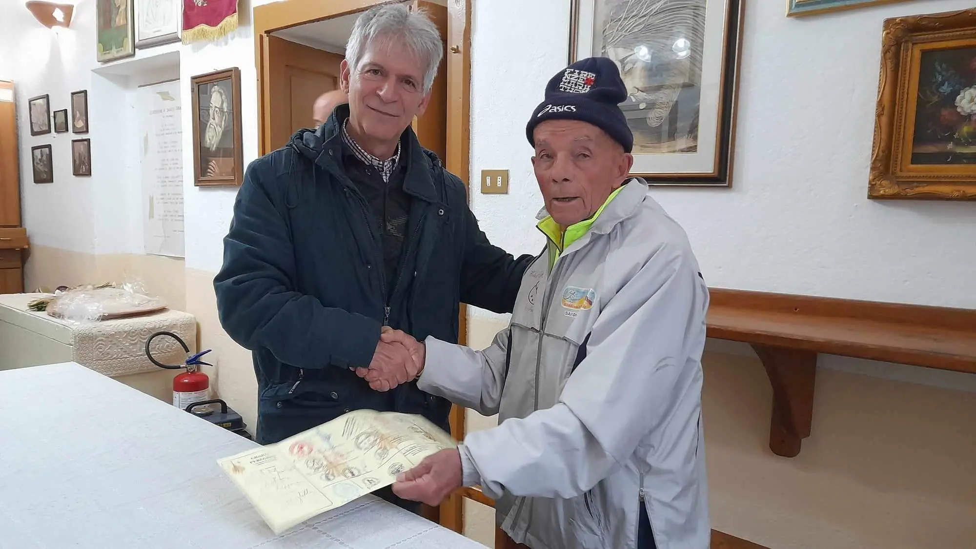 Francesco Calledda consegna le credenziali del cammino al priore (foto Dui)