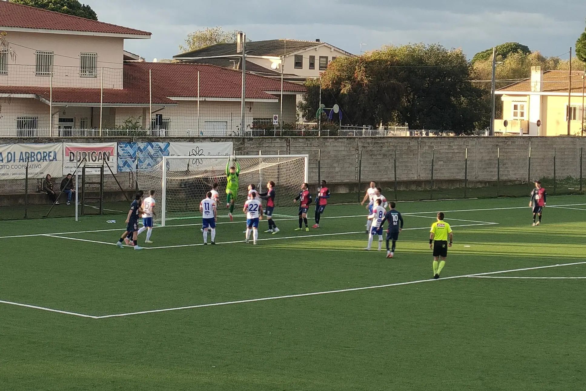 Un'uscita alta di Filippo Stevanato (22 anni) portiere dell'Arborea e tra i grandi protagonisti nella vittoria contro il Calcio Pirri (foto di Giacomo Pala)