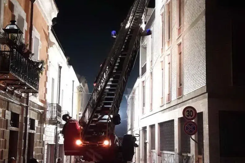 L’intervento dei pompieri in via Ciutadella de Menorca