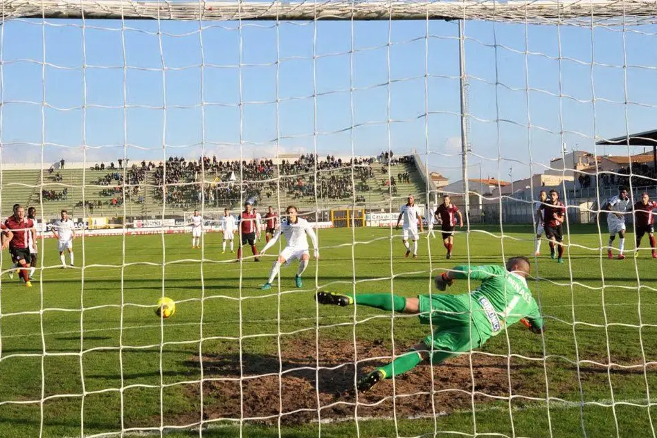 L'Olbia in gol contro l'Arezzo
