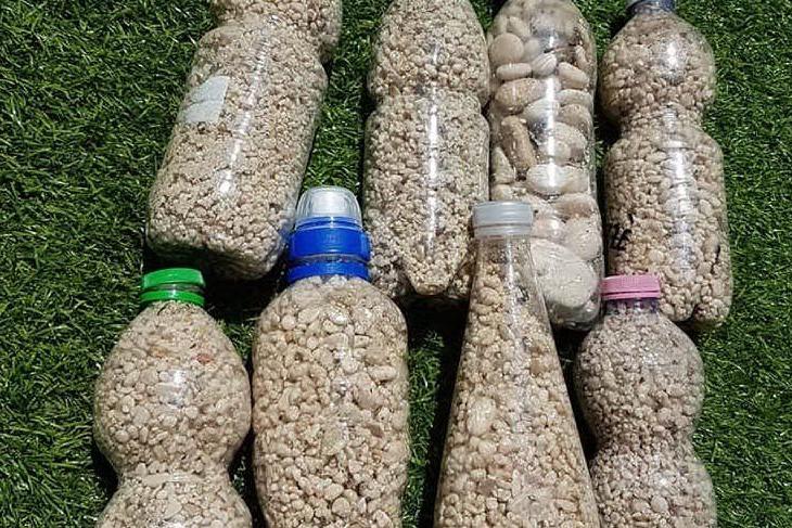 Le otto bottiglie con sabbia e sassi (Foto Sardegna rubata e depredata Fb)