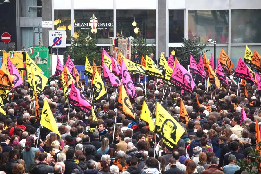 I funerali di Lea Garofalo, in piazza Beccaria a Milano, il 19 ottobre del 2013, quando venne trovati i resti (Ansa/Daniele Mascolo)