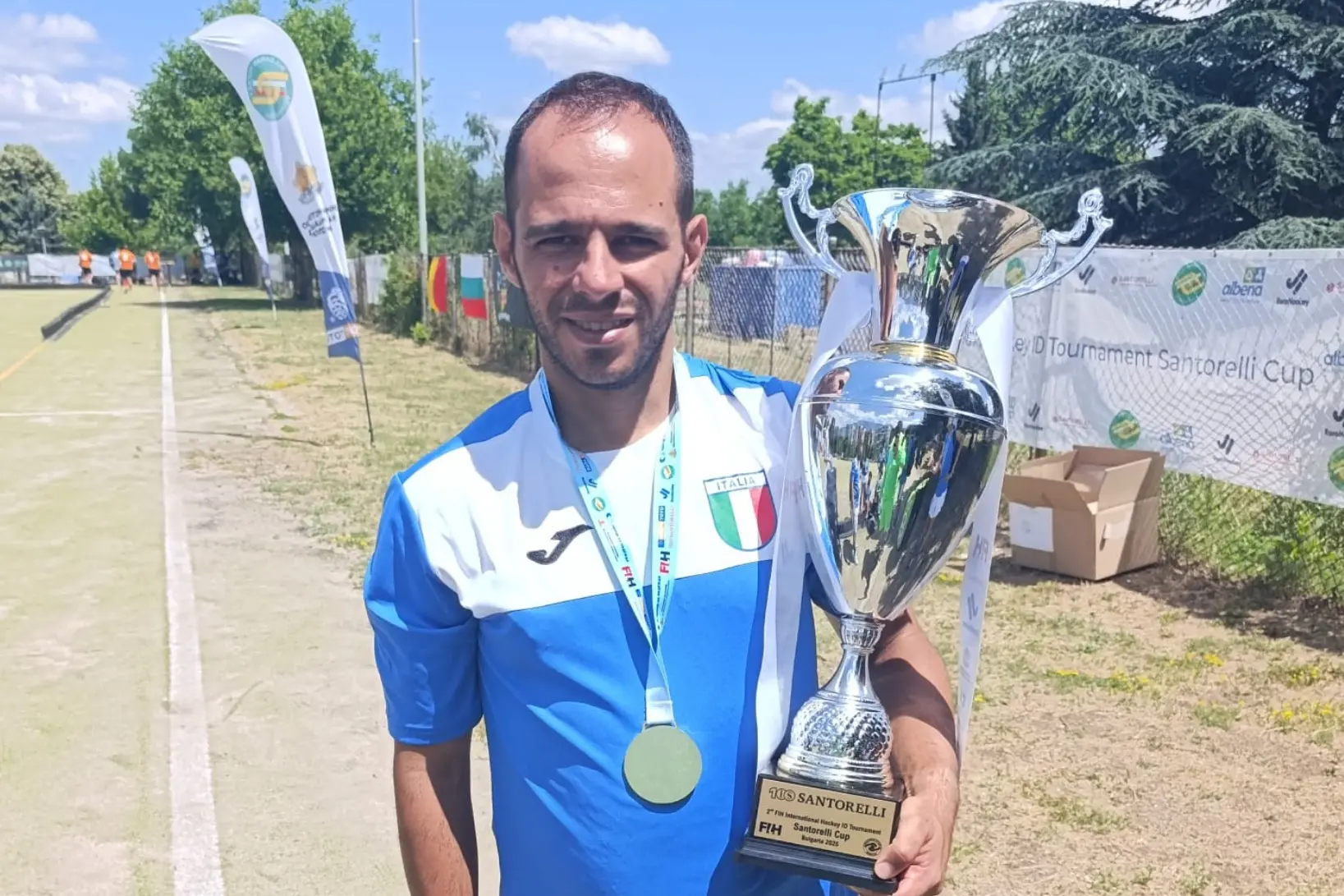 Marco Lecis, atleta cagliaritano della nazionale di Parahockey, con la Santorelli Cup (Foto concessa da M. Lecis)