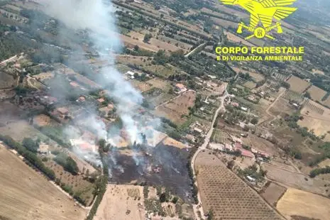 L'incendio a Iglesias (foto Corpo forestale)