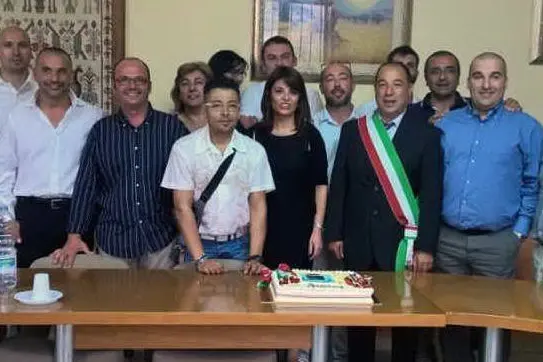 Il sindaco di Tuili, Celestino Pitzalis, con i membri del Consiglio comunale