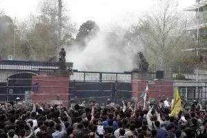 Manifestanti davanti all'ambasciata della Gran Bretagna a Tehran (foto: Ansa)