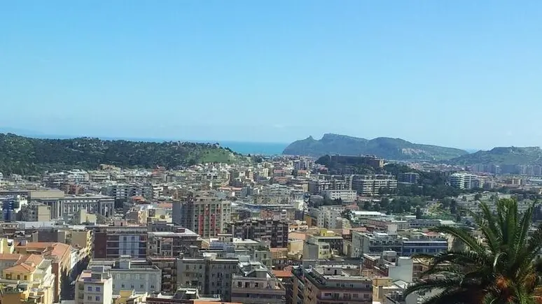 https://immagini.unionesarda.it/version/c:NGM1MDE5Y2ItZTM4Zi00:MjI5Y2UwNGMtNGRjNi00/image.webp?f=16:9