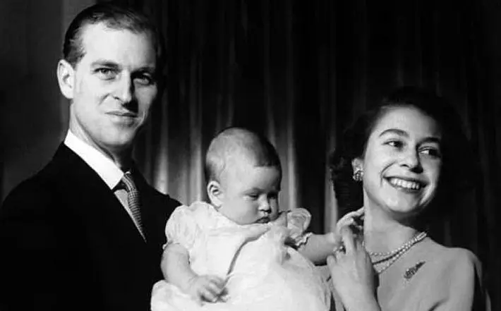 Il principe Filippo con la regina Elisabetta e il piccolo Carlo (foto @TheRoyalFamily)